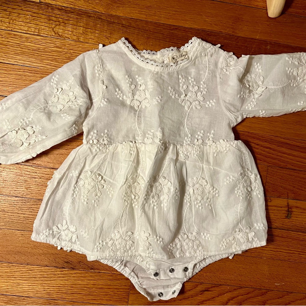 Sweet baby girl dress , white european style NWOT